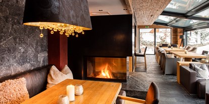 Wellnessurlaub - Umgebungsschwerpunkt: am Land - Ehrwald - Genuss-Lounge mit Kamin - Hotel Tirol