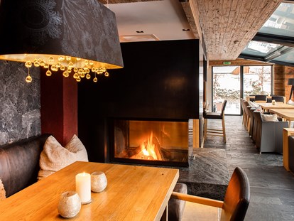 Wellnessurlaub - Restaurant - Genuss-Lounge mit Kamin - Hotel Tirol