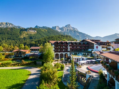 Wellnessurlaub - Ladestation Elektroauto - Burgberg im Allgäu - Hotel Außenansicht  - Hotel Tyrol am Haldensee
