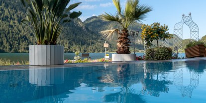 Wellnessurlaub - Wirbelsäulenmassage - Seefeld in Tirol - Außenpool - Hotel Via Salina