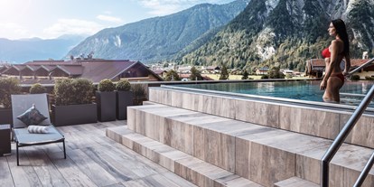 Wellnessurlaub - Pools: Infinity Pool - Kitzbühel - Hotel Vier Jahreszeiten