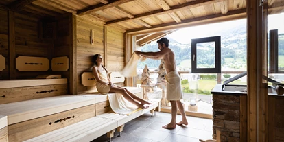 Wellnessurlaub - Hotel-Schwerpunkt: Wellness & Wandern - Mühlen in Taufers - FINNISCHE EVENTSAUNA
Die 90°C heiße Sauna und die verschiedenen Aufgüsse lassen dich nicht nur schwitzen – von hier aus hast du einen wunderbaren Panoramablick auf die Zillertaler Alpen, der dich ins Schwärmen bringt. - Hotel Wöscherhof