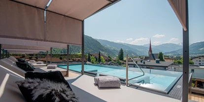Wellnessurlaub - WLAN - Mühlen in Taufers - SKY-INFINITY POOL
270° Panoramablick auf die Landschaft Tirols: Die Berge, Uderns und das Zillertal liegen dir zu Füßen, während du in unserem neuen Sky-Infinity Pool abtauchst. - Hotel Wöscherhof