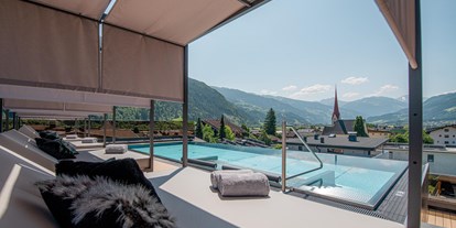 Wellnessurlaub - Pools: Schwimmteich - Bad Häring - SKY-INFINITY POOL
270° Panoramablick auf die Landschaft Tirols: Die Berge, Uderns und das Zillertal liegen dir zu Füßen, während du in unserem neuen Sky-Infinity Pool abtauchst. - Hotel Wöscherhof