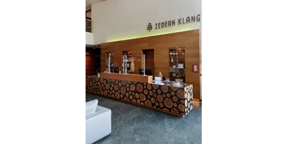 Wellnessurlaub - Parkplatz: gebührenpflichtig in Gehweite - Luttach - Rezeption - Hotel Zedern Klang