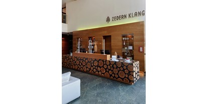 Wellnessurlaub - Hotel-Schwerpunkt: Wellness & Beauty - Kaprun Fürth - Rezeption - Hotel Zedern Klang