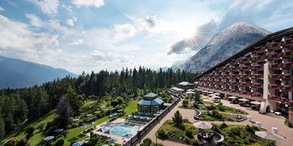 Wellnessurlaub - Bettgrößen: Queen Size Bett - Barwies - Außenansicht Sommer Interalpen-Hotel Tyrol - Interalpen-Hotel Tyrol