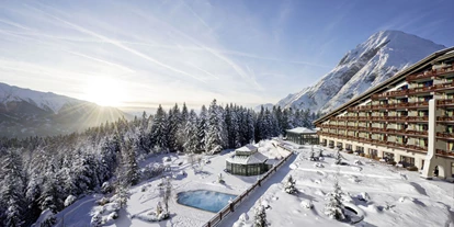 Wellnessurlaub - Bettgrößen: Twin Bett - Plangeross - Außenansicht Winter Interalpen-Hotel Tyrol  - Interalpen-Hotel Tyrol