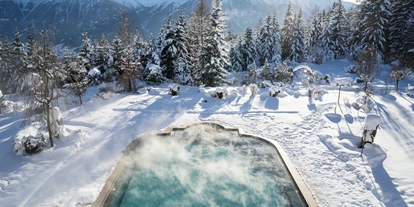 Wellnessurlaub - Bettgrößen: Queen Size Bett - Plangeross - Außenpool im Winter - Interalpen-Hotel Tyrol