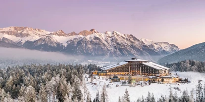 Wellnessurlaub - Bettgrößen: Queen Size Bett - Obergarten - Interalpen-Hotel Tyrol im Winter in der Vogelperspektive - Interalpen-Hotel Tyrol
