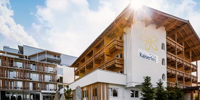 Wellnessurlaub - Biosauna - Kössen Kranzach - Außenansicht Sommer - Sentido alpenhotel Kaiserfels