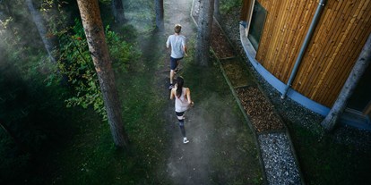 Wellnessurlaub - Whirlpool am Zimmer - Österreich - Joggen im Wald - Naturhotel Waldklause