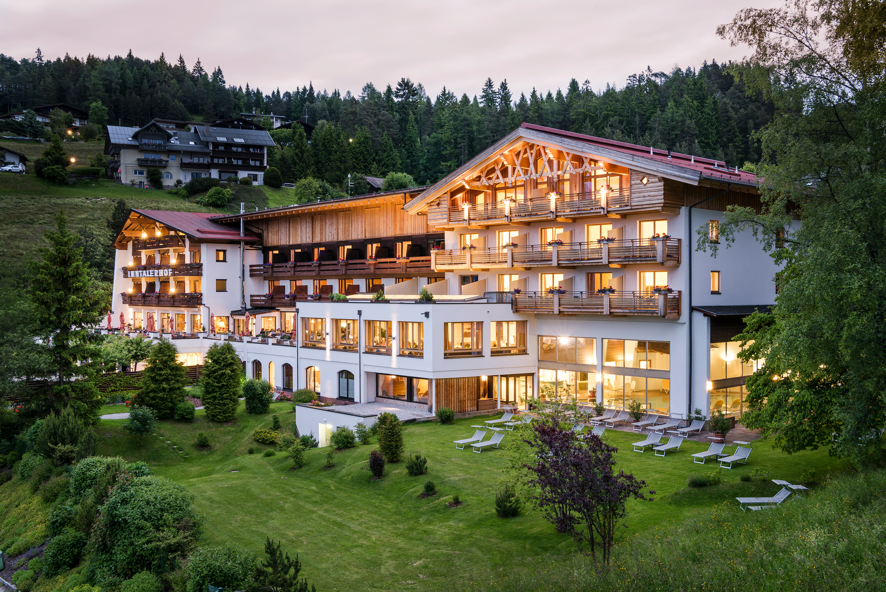 Wellnesshotel - Panoramahotel Inntalerhof - Außenansicht im Sommer - Inntalerhof - DAS Panoramahotel