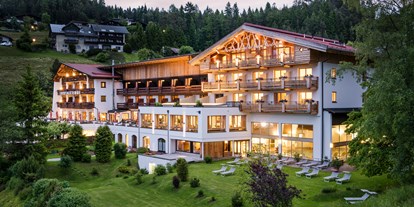 Wellnessurlaub - Kräutermassage - Seefeld in Tirol - Panoramahotel Inntalerhof - Außenansicht im Sommer - Inntalerhof - DAS Panoramahotel