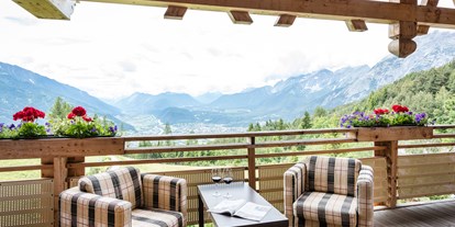 Wellnessurlaub - Wirbelsäulenmassage - Seefeld in Tirol - Balkon mit Aussicht - Inntalerhof - DAS Panoramahotel