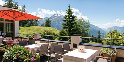 Wellnessurlaub - Maniküre/Pediküre - Zams - Panorama Terrasse mit Blick in das obere Inntal - Inntalerhof - DAS Panoramahotel
