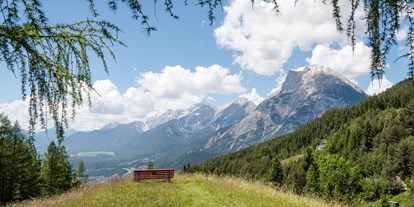 Wellnessurlaub - Ganzkörpermassage - Seefeld in Tirol - Panoramagarten mit 20.000m² Fläche - Inntalerhof - DAS Panoramahotel