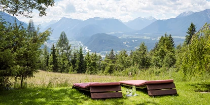 Wellnessurlaub - Kräutermassage - Telfes im Stubai - Liegewiese & Panoramagarten Alpenwelt SPA - Inntalerhof - DAS Panoramahotel