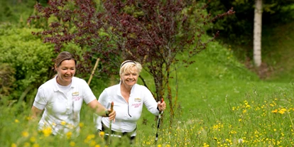 Wellnessurlaub - Kräutermassage - Telfes im Stubai - Nordic Walking durch die Blumenwiese im Inntalerhof - Inntalerhof - DAS Panoramahotel