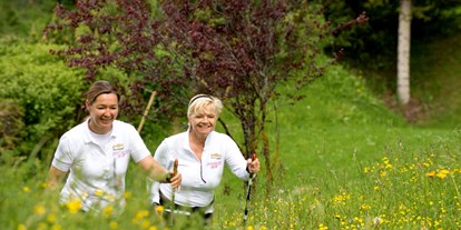 Wellnessurlaub - Wirbelsäulenmassage - Seefeld in Tirol - Nordic Walking durch die Blumenwiese im Inntalerhof - Inntalerhof - DAS Panoramahotel