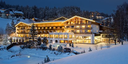 Wellnessurlaub - Ganzkörpermassage - Ladis - Panoramahotel Inntalerhof - Außenansicht im Winter - Inntalerhof - DAS Panoramahotel