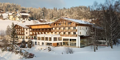 Wellnessurlaub - Kräutermassage - Telfes im Stubai - Das Panoramahotel Inntalerhof im Winter - Inntalerhof - DAS Panoramahotel