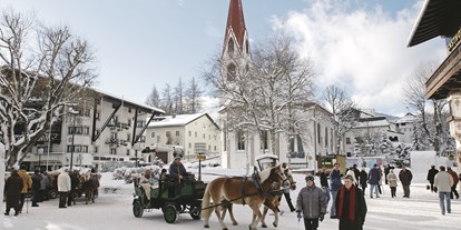 Wellnessurlaub - Parkplatz: kostenlos beim Hotel - Grän - Fußgängerzone Seefeld in Tirol - alpinen Lifestyle im Sommer wie im Winter genießen - Inntalerhof - DAS Panoramahotel