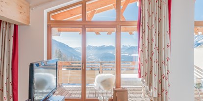 Wellnessurlaub - Kräutermassage - Seefeld in Tirol - Wohnkomfort in unserer Lichtblick Suite mit beeindruckendem Panoramablick - Inntalerhof - DAS Panoramahotel