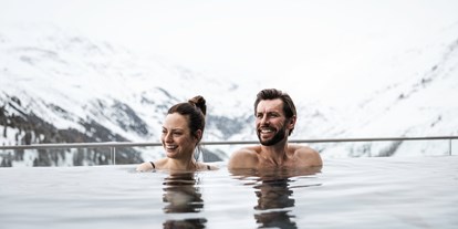 Wellnessurlaub - Wirbelsäulenmassage - Seefeld in Tirol - Außenpool im Wellnessbereich Hotel Riml - SKI | GOLF | WELLNESS Hotel Riml****S