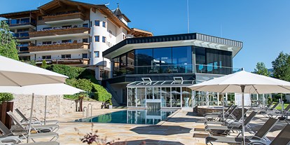Wellnessurlaub - Pools: Schwimmteich - Kitzbühel - Außenansicht vom Pool - Sport- und Wellnesshotel Held****s