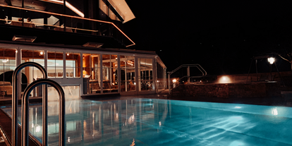 Wellnessurlaub - Kräuterbad - Alpbach - Außenschwimmbad bei Nacht - Sport- und Wellnesshotel Held****s