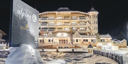 Wellnessurlaub - Bettgrößen: Doppelbett - Tirol - Nachtaufnahme Winter - Traumhotel Alpina