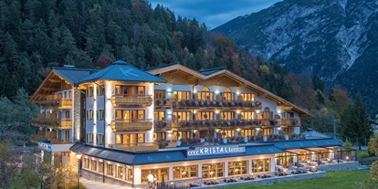 Wellnessurlaub - Pools: Innenpool - Bad Tölz - Schönes 4-Sterne Superior Wellnesshotel am Achensee in Tirol - Verwöhnhotel Kristall - Wellnesshotel für Erwachsene am Achensee