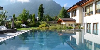 Wellnessurlaub - Umgebungsschwerpunkt: Berg - Bad Häring - Außenpool mit Bergblick - Verwöhnhotel Kristall - Wellnesshotel für Erwachsene am Achensee
