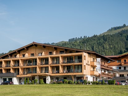 Wellnessurlaub - Ladestation Elektroauto - Kitzbühel - Hotelanlage von vorne - Wellness & Familienhotel Kitzspitz