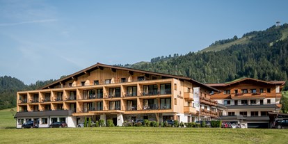 Wellnessurlaub - Hotelbar - Hotelanlage von vorne - Wellness & Familienhotel Kitzspitz