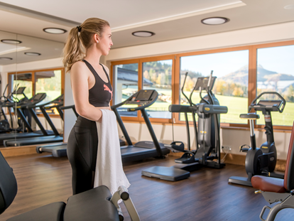 Wellnessurlaub - Fitness-Studio mit Blick auf das Kitzbüheler Horn - Wellness & Familienhotel Kitzspitz