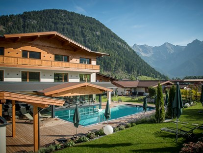 Wellnessurlaub - Umgebungsschwerpunkt: Berg - Bad Häring - Gartenanlage mit Aussenpool und Schwimmteich  - Wellness & Familienhotel Kitzspitz