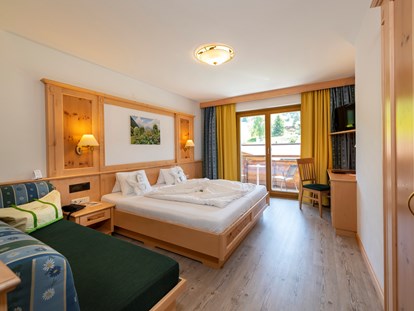 Wellnessurlaub - Hotel-Schwerpunkt: Wellness & Sport - Kössen - Zimmer Bergblick 25 m² zum Süden - Wellness & Familienhotel Kitzspitz