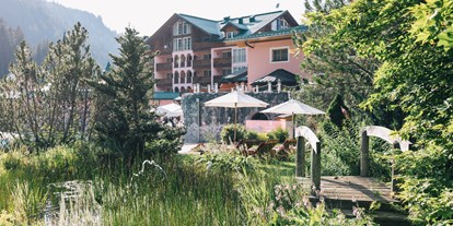 Wellnessurlaub - Meridian Bürstenmassage - Seefeld in Tirol - Cinderellatrakt mit Teich im Garten - Wellnesshotel ...liebes Rot-Flüh