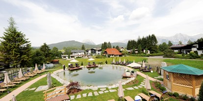 Wellnessurlaub - Honigmassage - PLZ 6213 (Österreich) - Garten mit Naturbadeteich - Wellnesshotel Schönruh - Adults Only