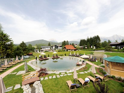 Wellnessurlaub - Rücken-Nacken-Massage - Tirol - Garten mit Naturbadeteich - Wellnesshotel Schönruh - Adults Only