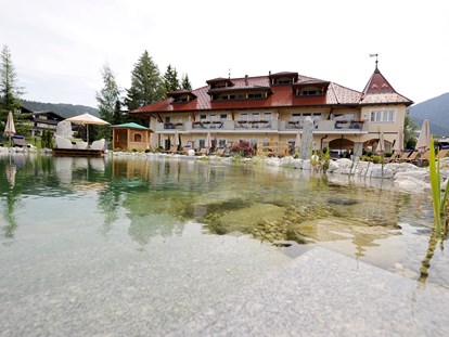 Wellnessurlaub - Pools: Außenpool beheizt - Zams - Hotelansicht mit Badeteich - Wellnesshotel Schönruh - Adults Only