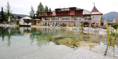 Wellnessurlaub - Ayurveda-Therapie - Garmisch-Partenkirchen - Hotelansicht mit Badeteich - Wellnesshotel Schönruh - Adults Only