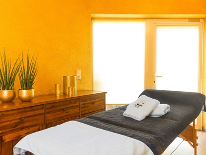 Wellnessurlaub - Bettgrößen: Queen Size Bett - Der Massage Raum  - Bodensee Hotel Storchen Spa & Wellness 