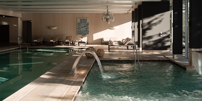 Wellnessurlaub - Kräutermassage - Engadin - Spa Innenpool - Carlton Hotel