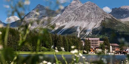 Wellnessurlaub - Kräutermassage - Engadin - Obersee vor dem Valsana Hotel - Valsana Hotel Arosa