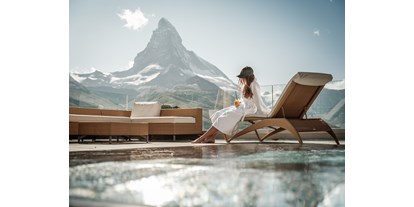 Wellnessurlaub - Pools: Innenpool - Schweiz - Europas höchstgelegener Aussenpool auf 2'222 m.ü.M, 36°C beheizt und mit Blick auf das Matterhorn. - Riffelalp Resort 2222 m