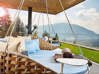 Wellnessurlaub - Pools: Infinity Pool - Mühlbach (Trentino-Südtirol) - Outdoor-Chill-Lounge - Hotel Das Sonnenparadies