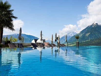 Wellnessurlaub - Kräutermassage - Südtirol  - Outdoorpool - Hotel Das Sonnenparadies